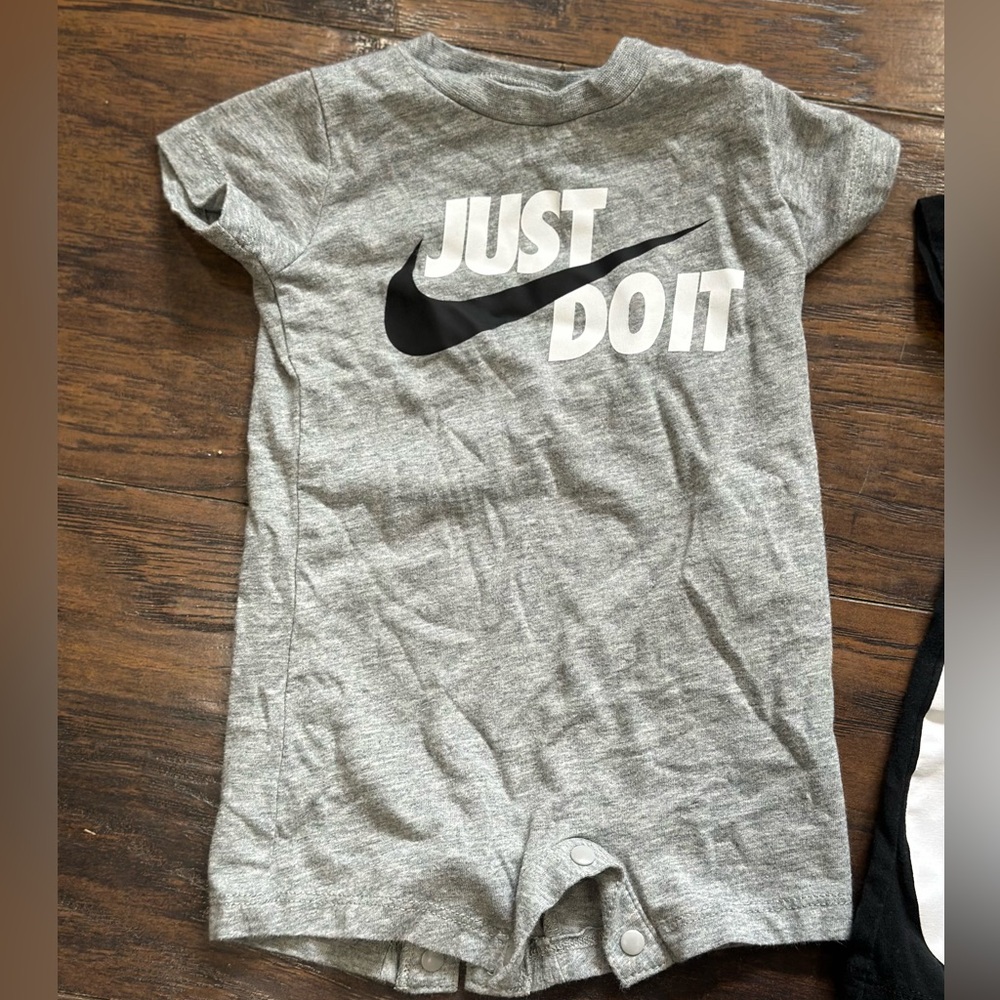 Nike Baby onesies - Picture 2 of 4